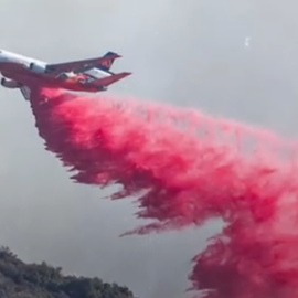 Τι είναι και γιατί κάλυψαν με "ροζ σκόνη" το Λος Άντζελες - Δείτε φωτό και βίντεο από τις προσπάθειες των πυροσβεστών να σταματήσουν την καταστροφική φωτιά