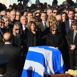 Κηδεία Κώστα Σημίτη: Με δάκρυα στα μάτια και λευκά τριαντάφυλλα τον αποχαιρέτισε η Δάφνη και οι κόρες του Φιόνα και Μαριλένα στο Α' Νεκροταφείο (φωτό & βίντεο)