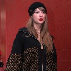 Taylor Swift: Με total Louis Vuitton look αξίας 10.000 δολ στο γήπεδο - Υποστήριξε τον καλό της, Travis Kelce (φωτό-βίντεο)