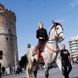 Θεσσαλονίκη: Βγήκαν με τα άλογα τους βόλτα στον Λευκό Πύργο - Δείτε εντυπωσιακές φωτό