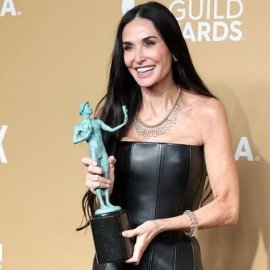 SAG Awards 2025: Σάρωσε η Ντέμι Μουρ ως η Καλύτερη Ηθοποιός - Κούκλα στα 62 της με δερμάτινο Bottega Veneta φόρεμα (φωτό-βίντεο)