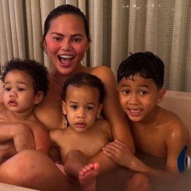 Chrissy Teigen: Χαμός με τη γυμνή οικογενειακή φωτό - "Δεν είναι λίγο μεγάλα για να κάνετε μαζί μπάνιο;" (φωτό)