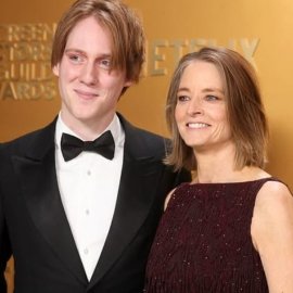 Jodie Foster: Σπάνια εμφάνιση με τον γιο της στο κόκκινο χαλί - Ο γοητευτικός 26χρονος είναι ίδιος η μαμά του! (φωτό-βίντεο)