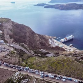 «Πιθανός ισχυρός σεισμός, τα ρήγματα δίνουν 6 Ρίχτερ»: Ο καθηγητής Παπαζάχος προειδοποιεί - Μποτιλιάρισμα στο λιμάνι, εγκαταλείπουν τη Σαντορίνη οι κάτοικοι (βίντεο) 