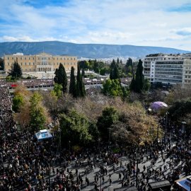 Ο Μητσοτάκης και η τέλεια καταιγίδα: Η Σαντορίνη, η οργή για τα Τέμπη, η πρόταση δυσπιστίας, ο ανασχηματισμός, οι δασμοί του Τραμπ